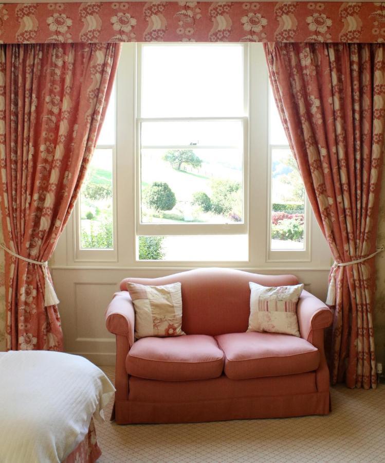 Aylworth Manor Bed & Breakfast Naunton Exterior photo